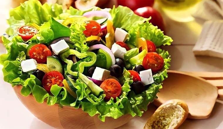 Bổ sung thêm salad vào khẩu phần ăn để ngăn ngừa mất nước