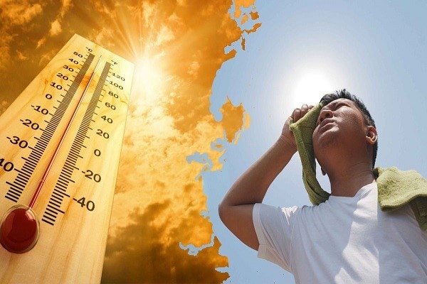 Hạn chế ra ngoài khi thời tiết nắng nóng là giúp cơ thể tránh mất nước trong ngày nắng nóng
